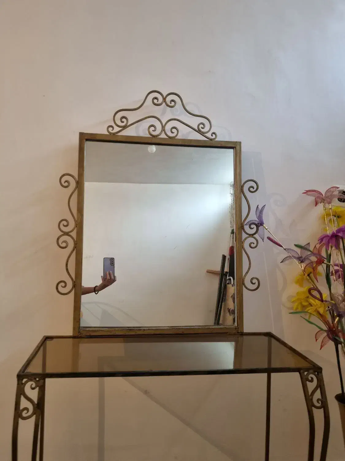 آینه فرفوژه و یک گلدان »|آینه|خرم‌آباد, |دیوار