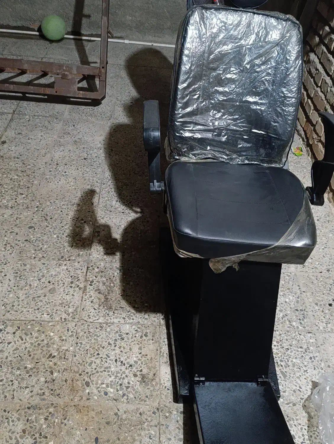 صندلی آرایشگری ،|آرایشگاه و سالن‌های زیبایی|ایرانشهر, |دیوار