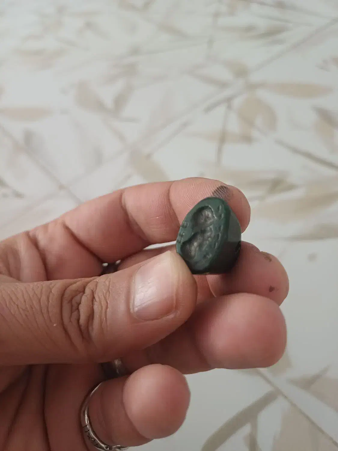 چند عدد سنگ کهنه نشان|کلکسیون اشیاء عتیقه|نهاوند, |دیوار