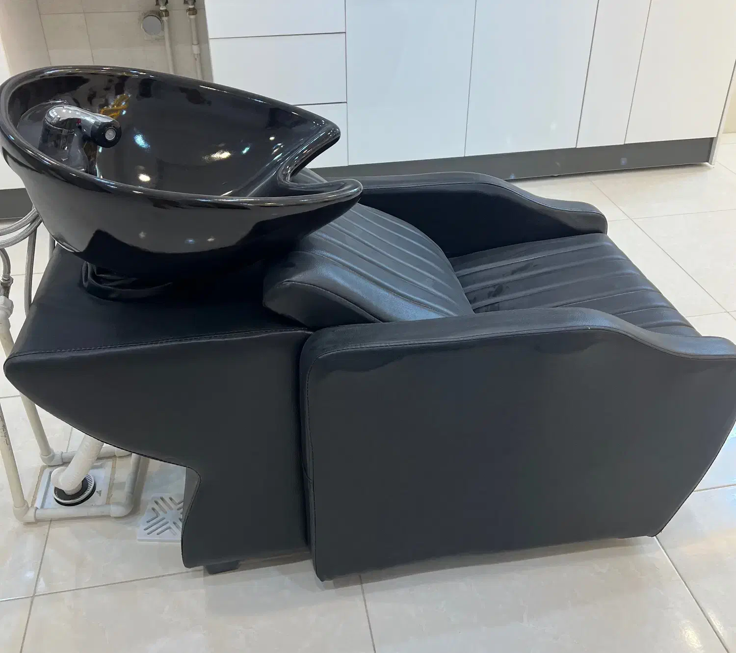 صندلی ‌،سرشور ،اینه ،کمد و دکوری‌ زنبوری ارایشگاه|آرایشگاه و سالن‌های زیبایی|یزد, |دیوار