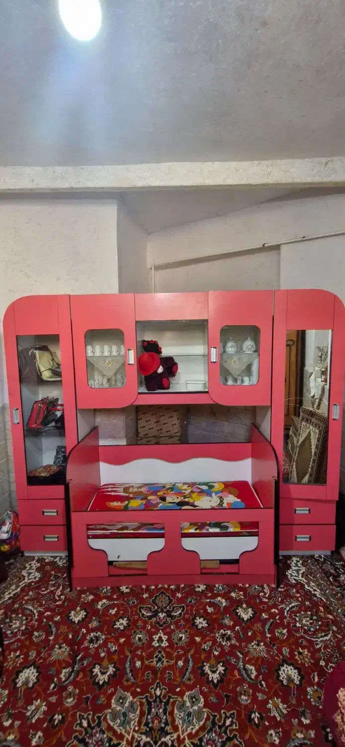 یک عدد کمد بچه بزرگ|تخت و صندلی بچه|قم, نیروگاه|دیوار