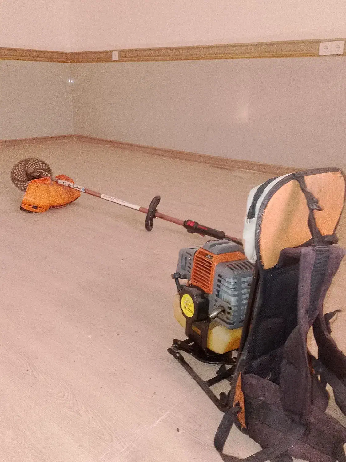 علف بر کوله ای|ابزارآلات|رودبار (کرمان), |دیوار