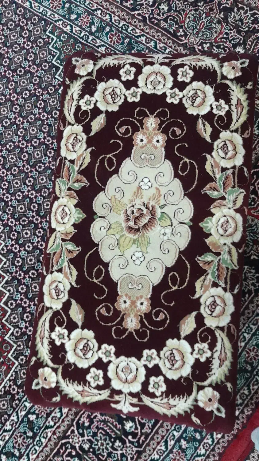 پشتی زرشکی درحد نو نو ۲ ماه کار کرده تازه|پشتی|سنندج, |دیوار