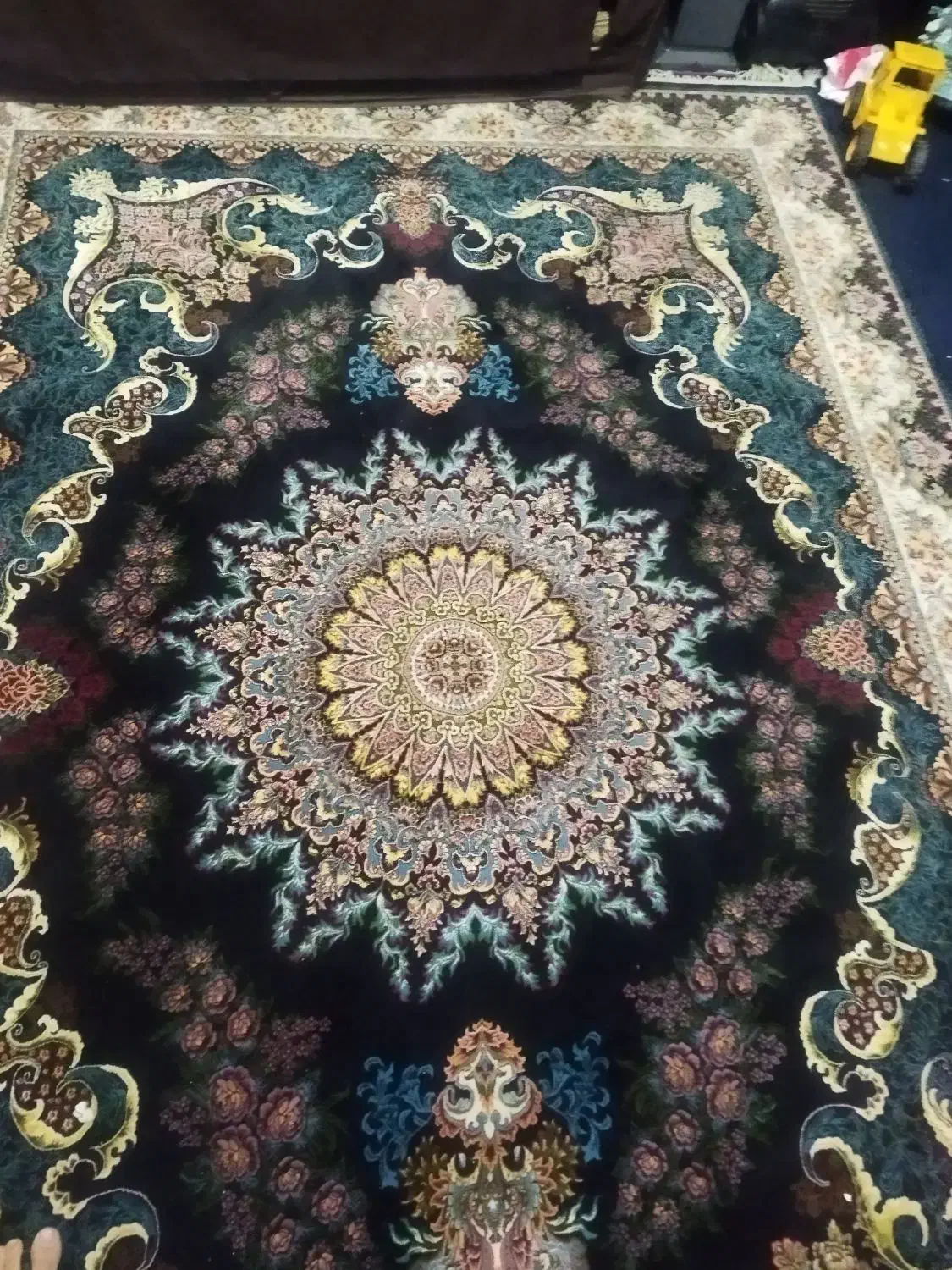 تعدادی لوازم خانگی .فرش.آینه شمدان.زیرتلویزونی|فرش|کرمانشاه, |دیوار