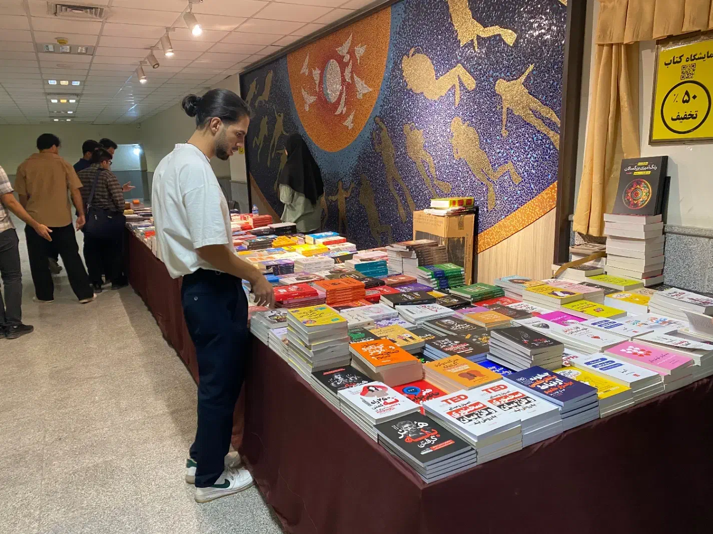 فروشنده برای نمایشگاه کتاب داخل دانشگاه آزاد|استخدام بازاریابی و فروش|بوشهر, |دیوار