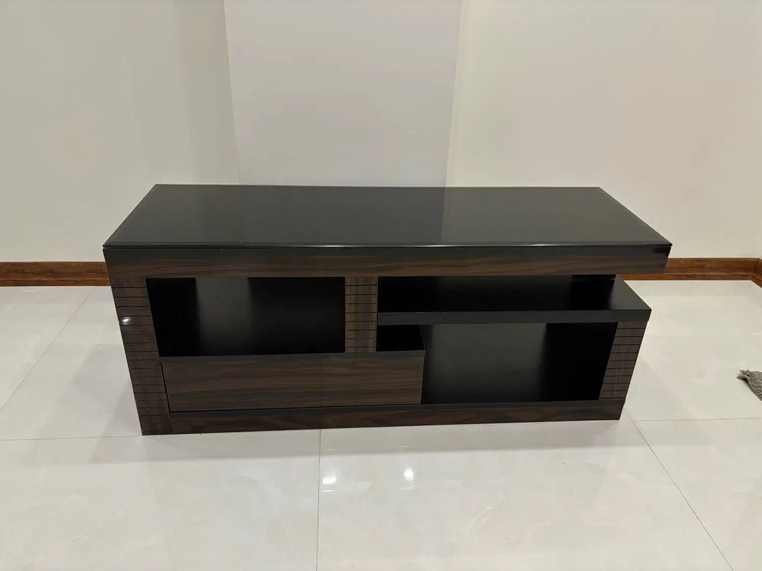 میز تلویزیون در حد نو (مقطوع)|میز تلویزیون|شاهین‌شهر, مخابرات (شهید بهشتی)|دیوار