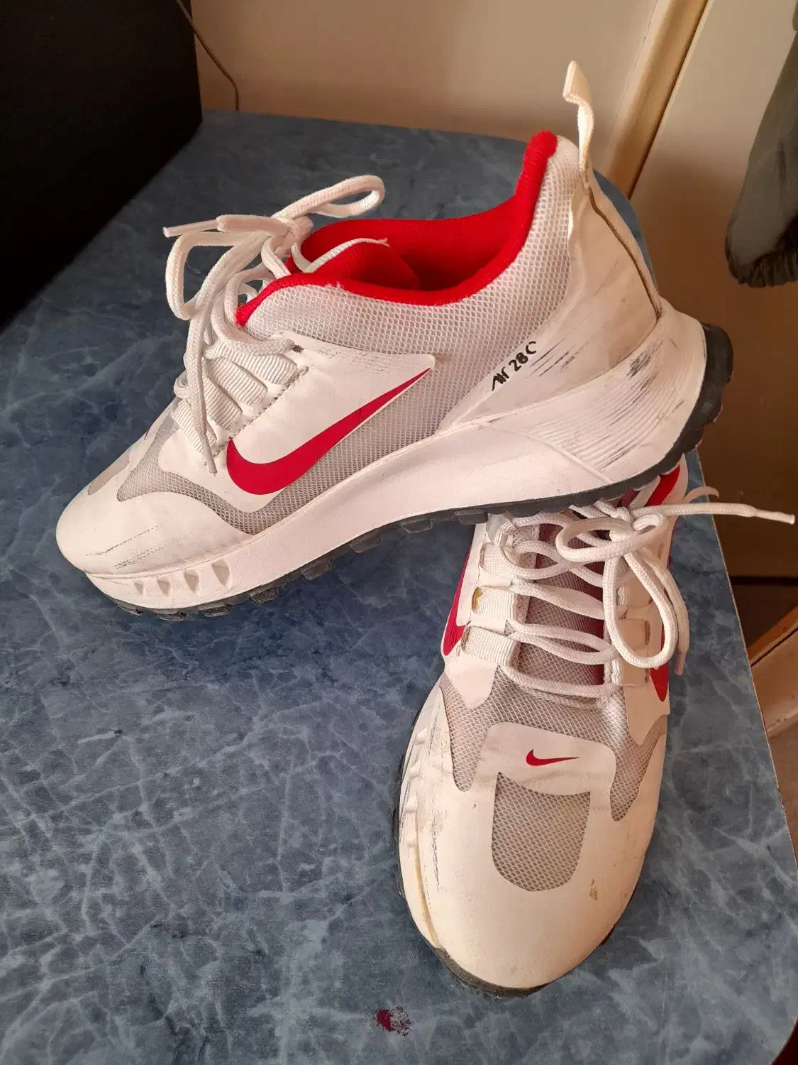 کفش|کفش و لباس بچه|میانه, |دیوار