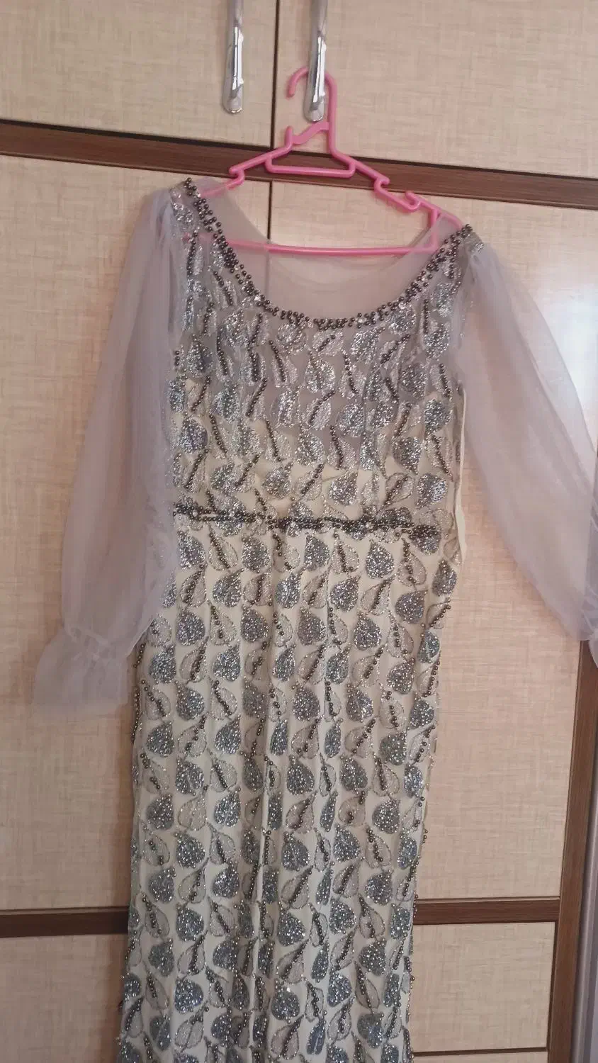 تعدادی لباس مجلسی|لباس|میانه, |دیوار