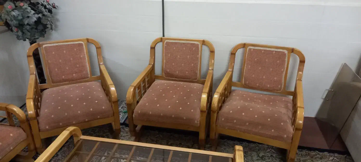 مبل 5نفره به همراه میز وسط و یک عدد میز تلفن|مبلمان خانگی و میز عسلی|قم, باغ کرباسی|دیوار