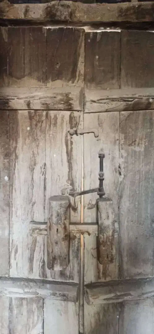 درب قدیمی|کلکسیون اشیاء عتیقه|نجفآباد, باغ ملی|دیوار