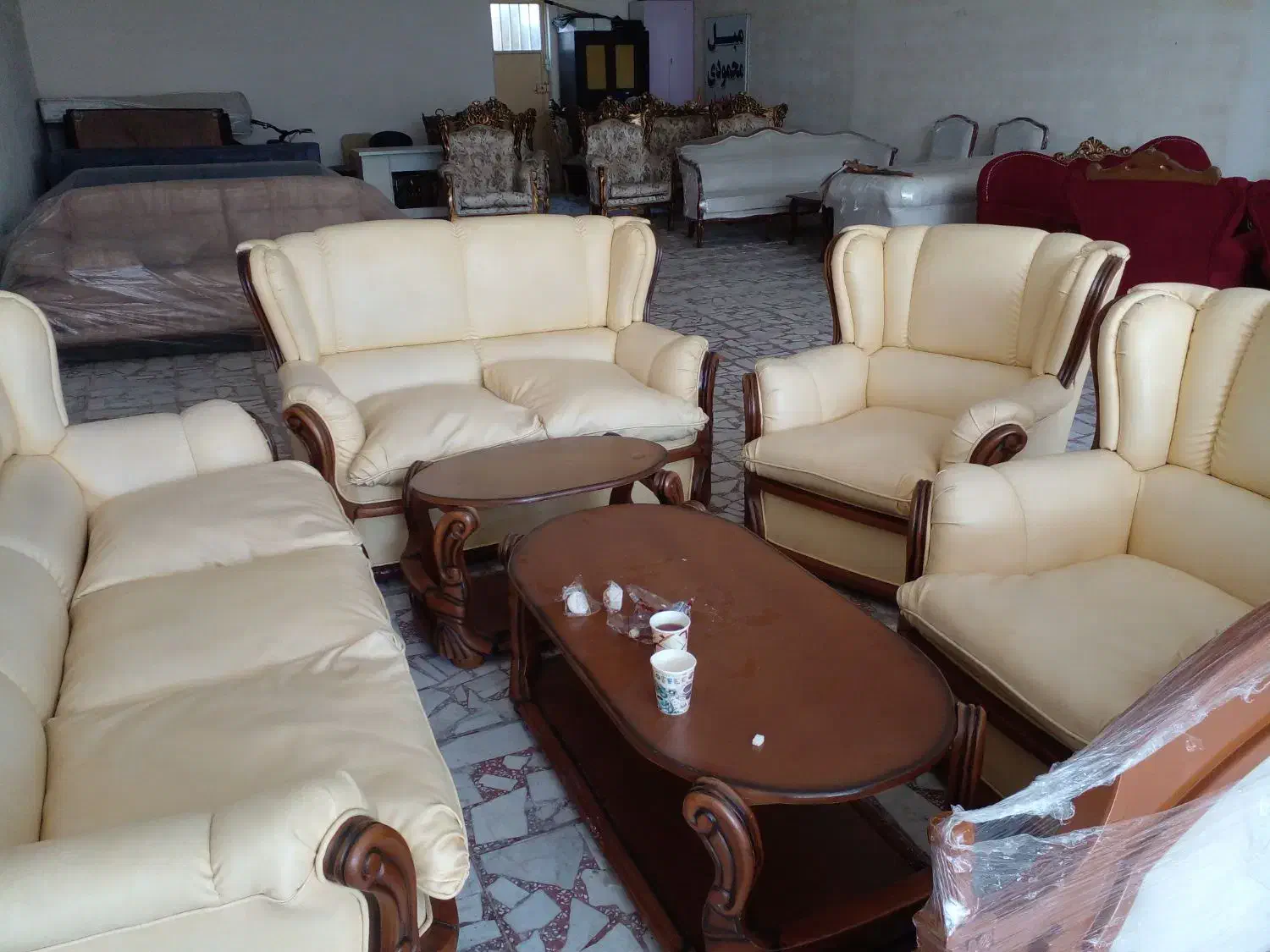 مبل چرم در حد نو با جلو مبل و میز عسلی|مبلمان خانگی و میز عسلی|رشت, شهریاران|دیوار