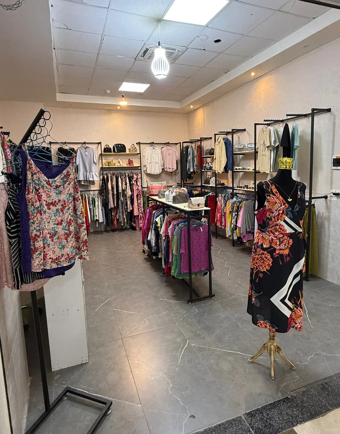 فروش وسایل کامل مغازه پوشاک زنانه به دلیل مهاجرت|لباس|مهاباد (آذربایجان غربی), |دیوار