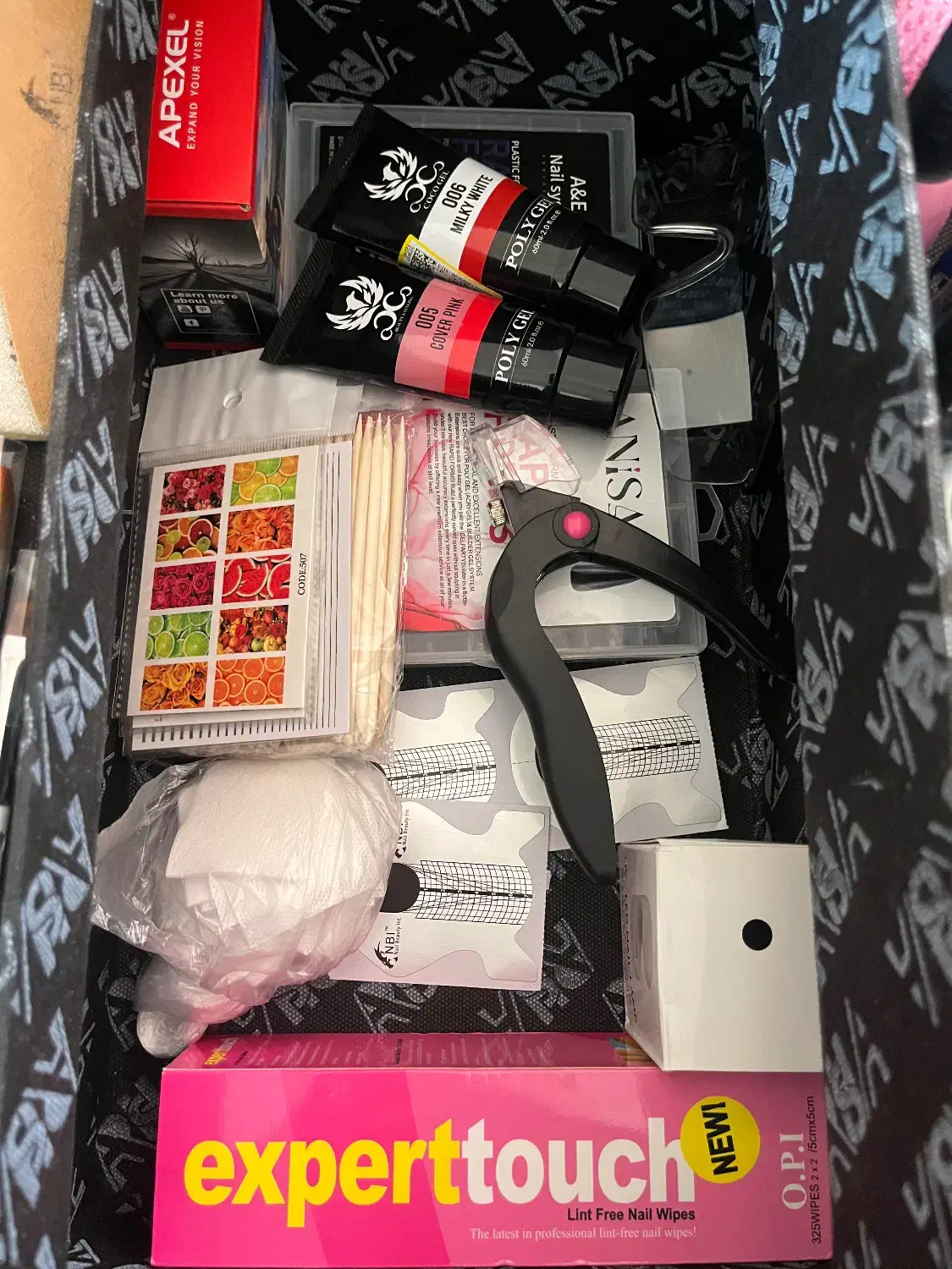 فروش وسایل ناخن|آرایشگاه و سالن‌های زیبایی|رشت, معلم|دیوار