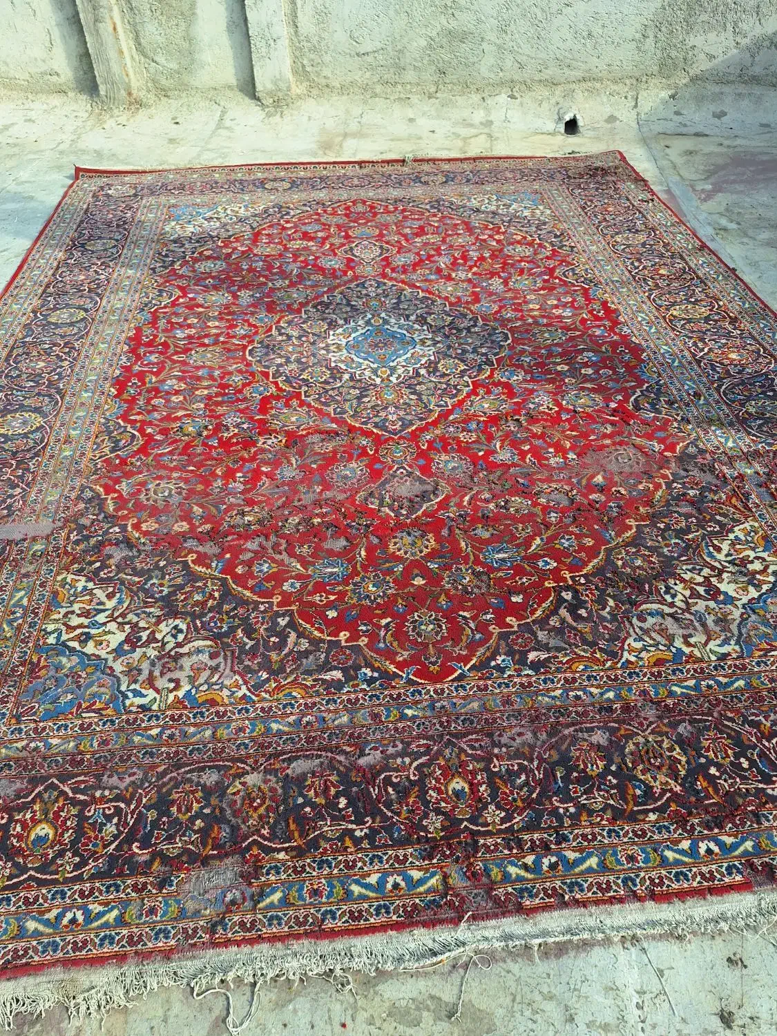 باسلام.فرش دست بافت قدیمی ولی کمی خرابی دارد|فرش|اصفهان, براآن شمالی|دیوار