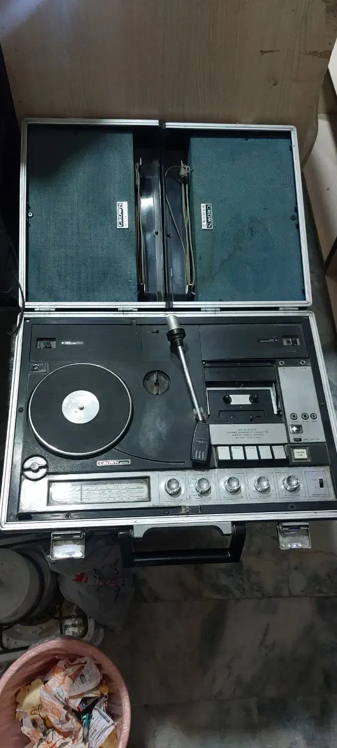 گرامافون چمدانی مارک crown اصل ژاپن|کلکسیون اشیاء عتیقه|مشهد, شهید معقول|دیوار