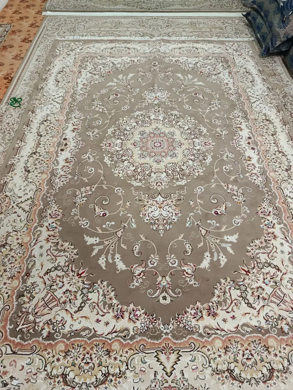 سه عدد فرش و میز تلویزیون|فرش|قدس, شهر‌قدس|دیوار