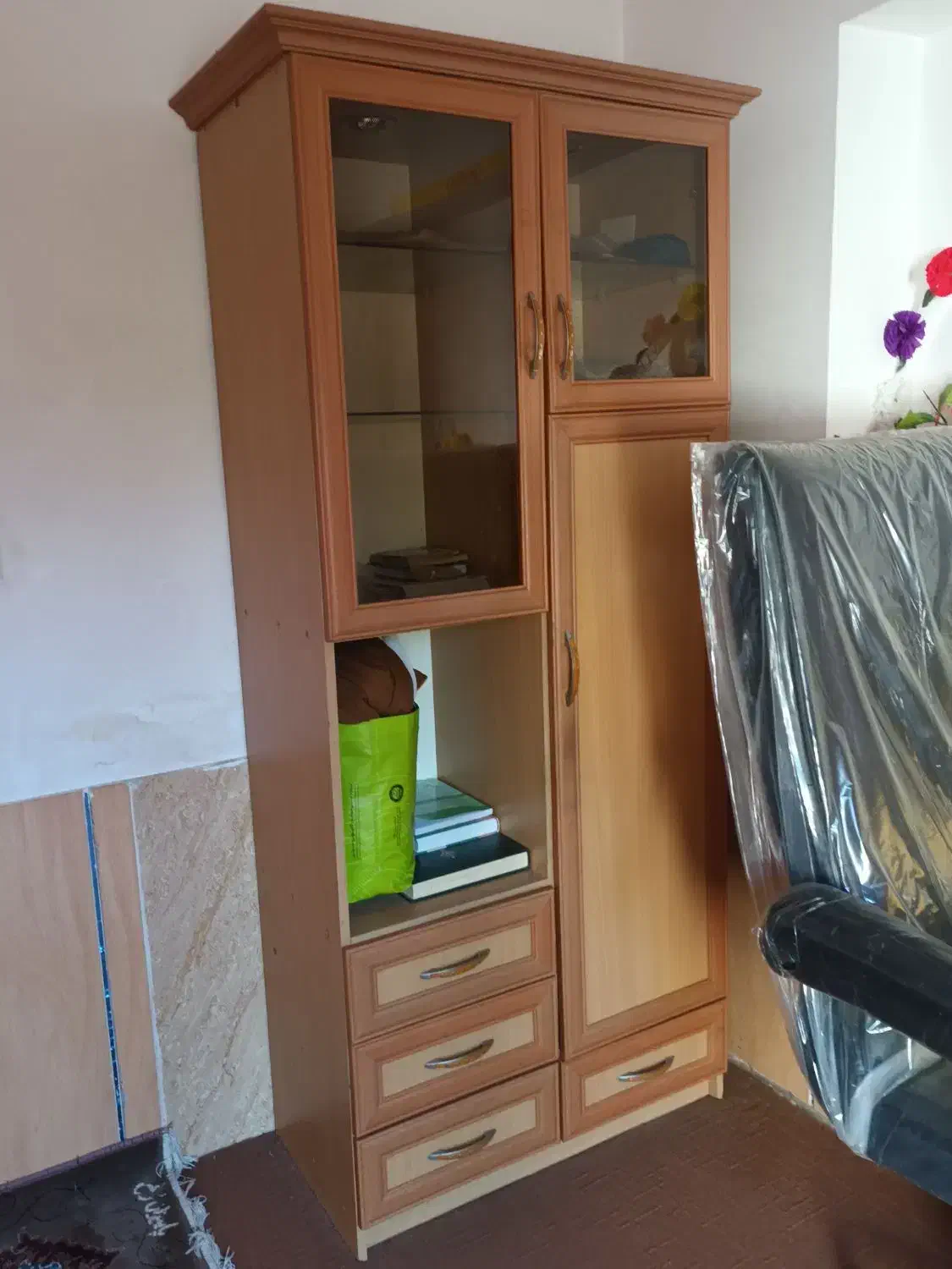 میز و صندلی اداری همراه با کمد نو|دفتر کار|جهرم, |دیوار