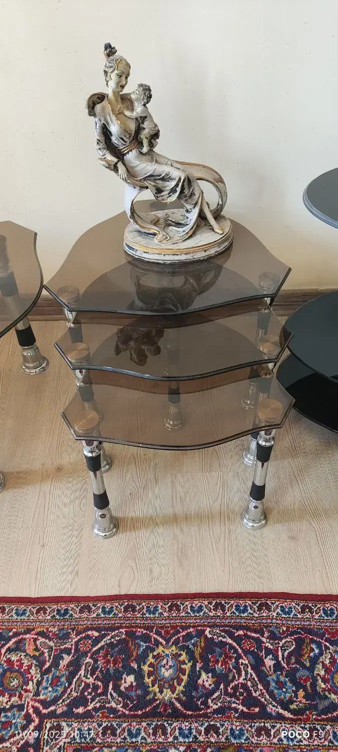 سه عددمیزکنارمبلی شیشه ای ویک میز جلو مبلی شیشه ای|مبلمان خانگی و میز عسلی|ارزوئیه, |دیوار