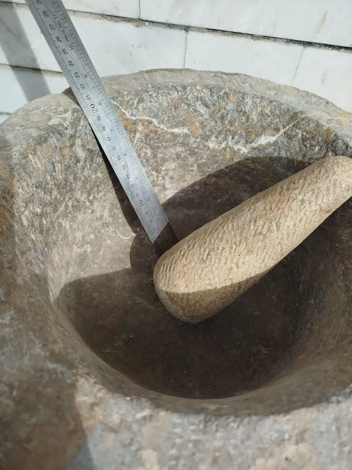 هاون سنگی (یانه) با دسته سنگی قدیمی|کلکسیون اشیاء عتیقه|شهرکرد, |دیوار