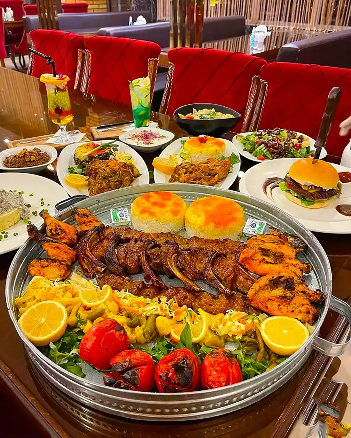 استخدام9نفر کارگرساده در رستوران مجلل باجاخواب.غذا|استخدام خدمات فروشگاه و رستوران|تهران, نارمک|دیوار