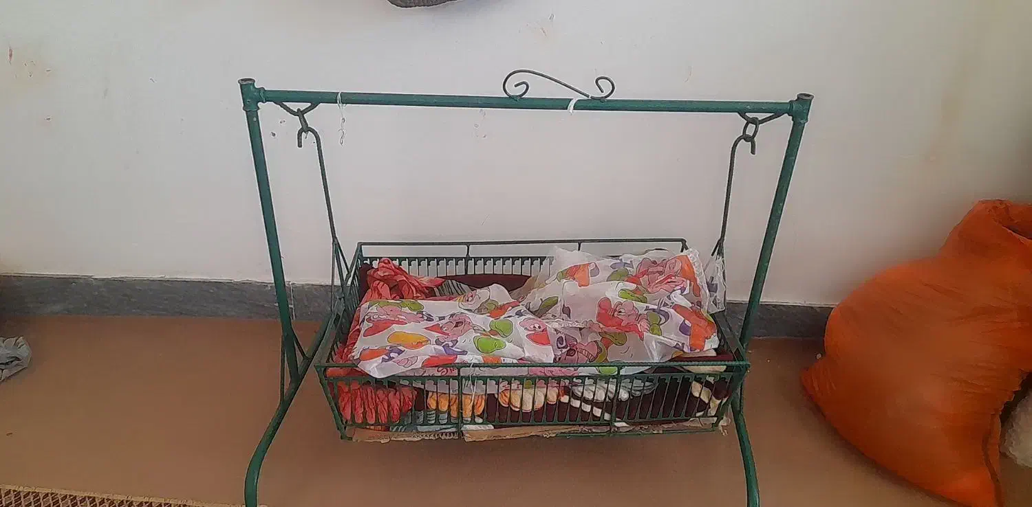 گهواره آهنی قیمت ۲ملیون|تخت و صندلی بچه|الیگودرز, |دیوار