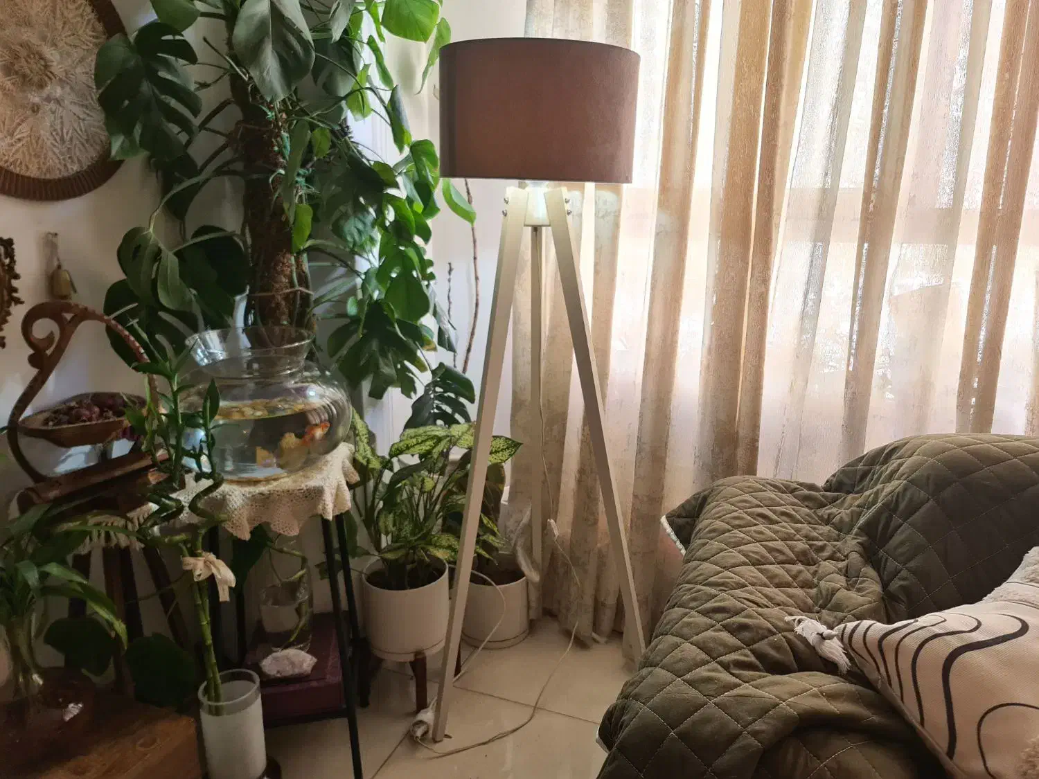 اباژور مشکی مدل نورافکن و سه پایه سفید شید طوسی|چراغ خواب و آباژور|تهران, بوستان چیتگر|دیوار