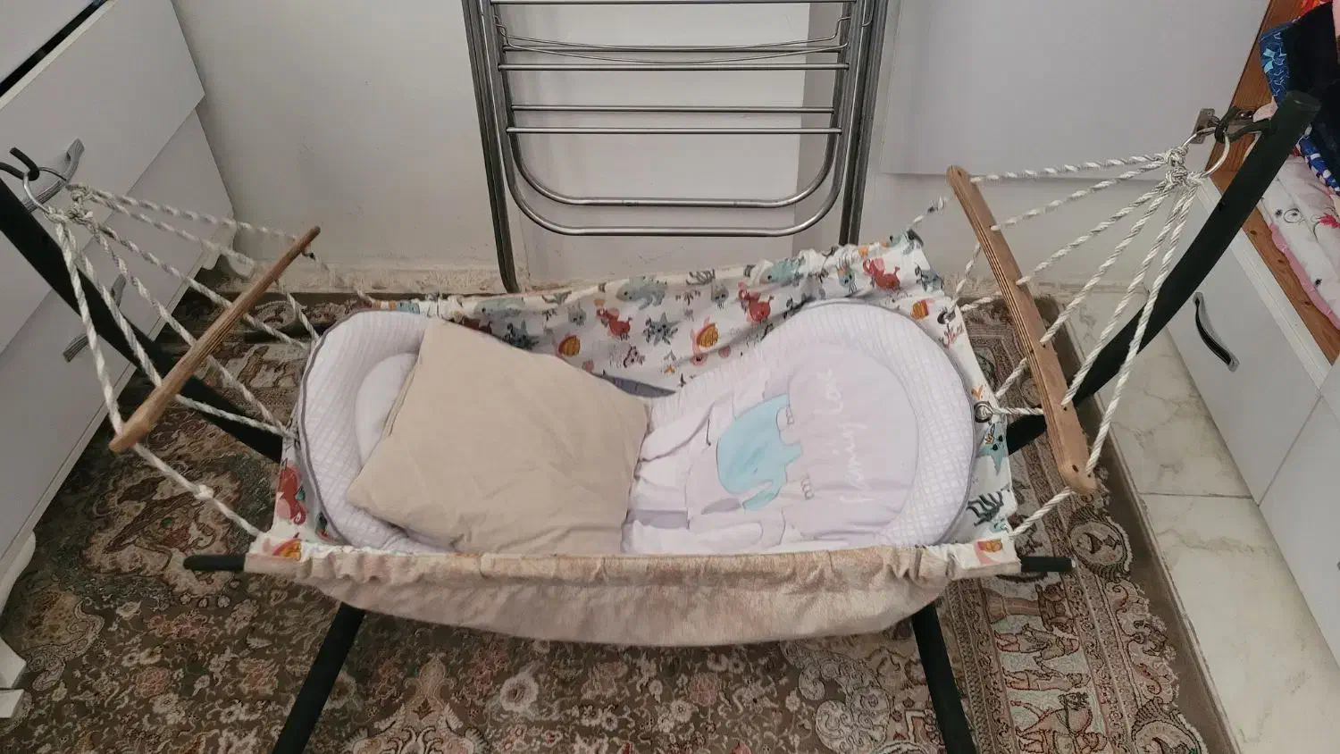گهواره سنتی سالم|تخت و صندلی بچه|بندر انزلی, نیمه شعبان|دیوار