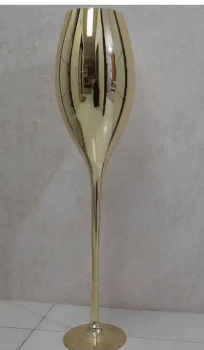 گلدان شیشه ای پایه بلند چند شاخه گل رز|گل مصنوعی|ملایر, |دیوار