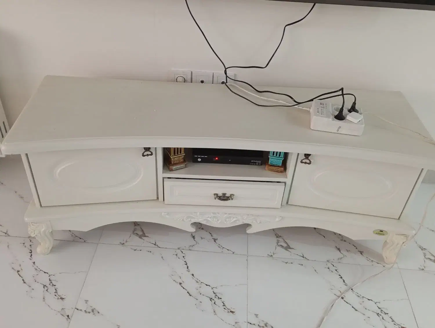 میزتلوزیون|میز تلویزیون|پرند, فاز ۴|دیوار