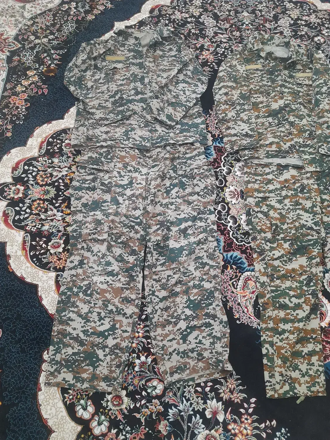 دو دست لباس نظامی|لباس|کرمانشاه, |دیوار