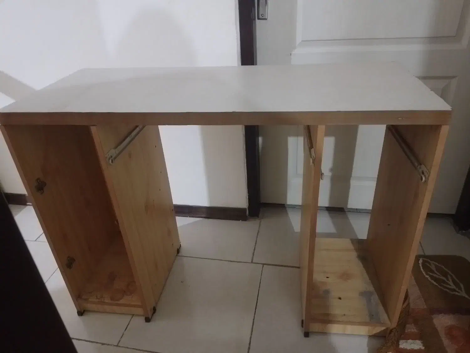 میز تحریر یا میز کار|میز تحریر و کامپیوتر|هشتگرد, شهرک مهستان ۱|دیوار