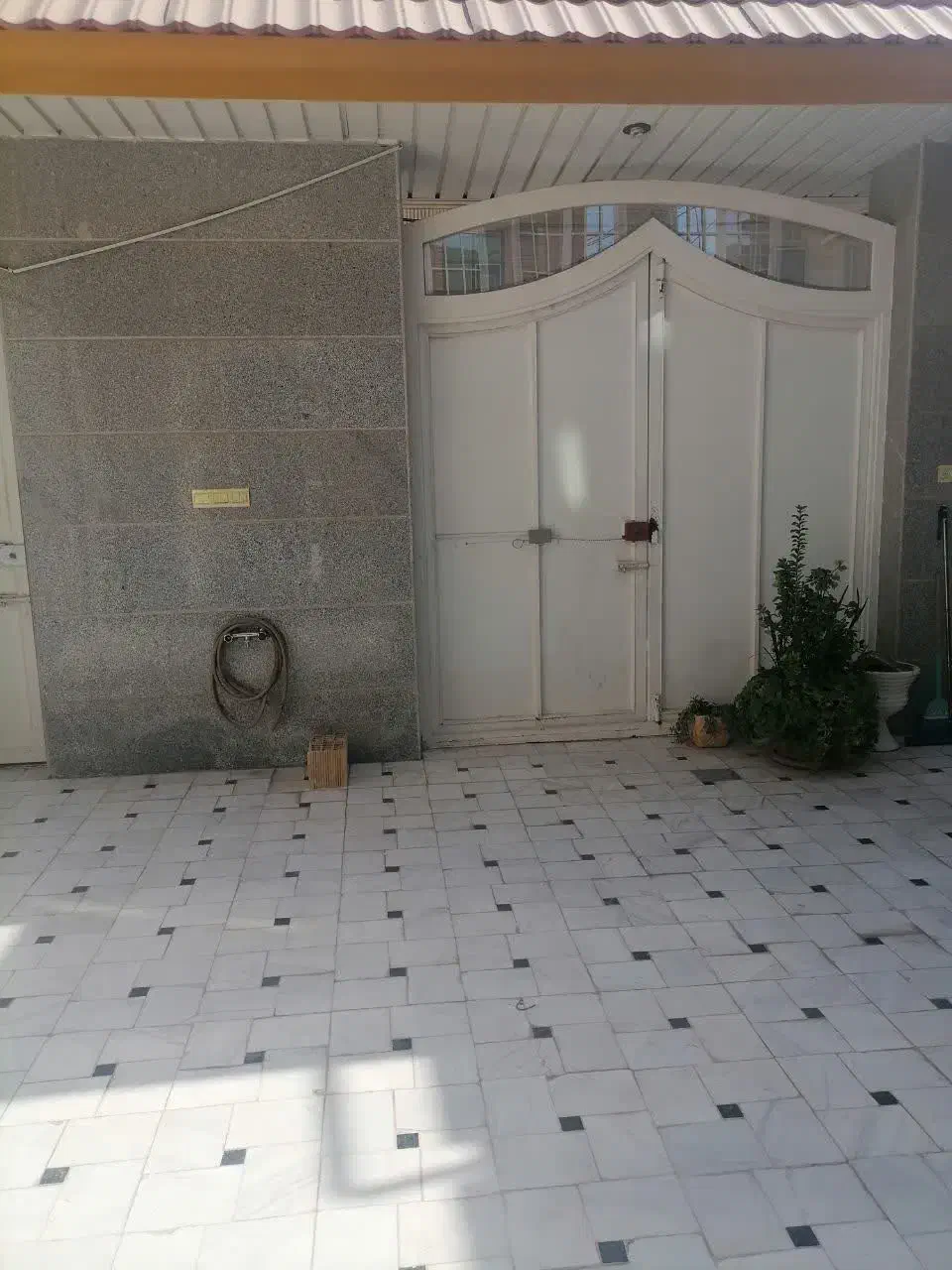 زیر زمین گلخانه ای تمیز و بزرگ و پر نور|اجارهٔ خانه و ویلا|قم, سراجه (۱۵ خرداد)|دیوار