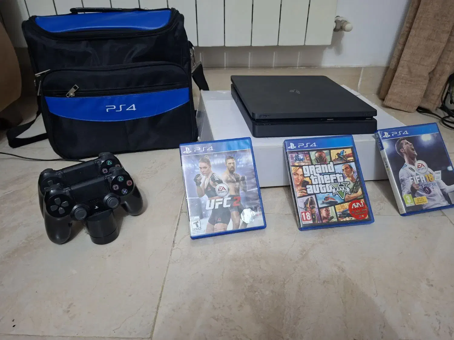 یک دستگاه PS4اصل دبی همراه با شارژر اصل و۳عدد بازی|کنسول، بازی ویدئویی و آنلاین|رشت, شهرک شهید رجایی|دیوار