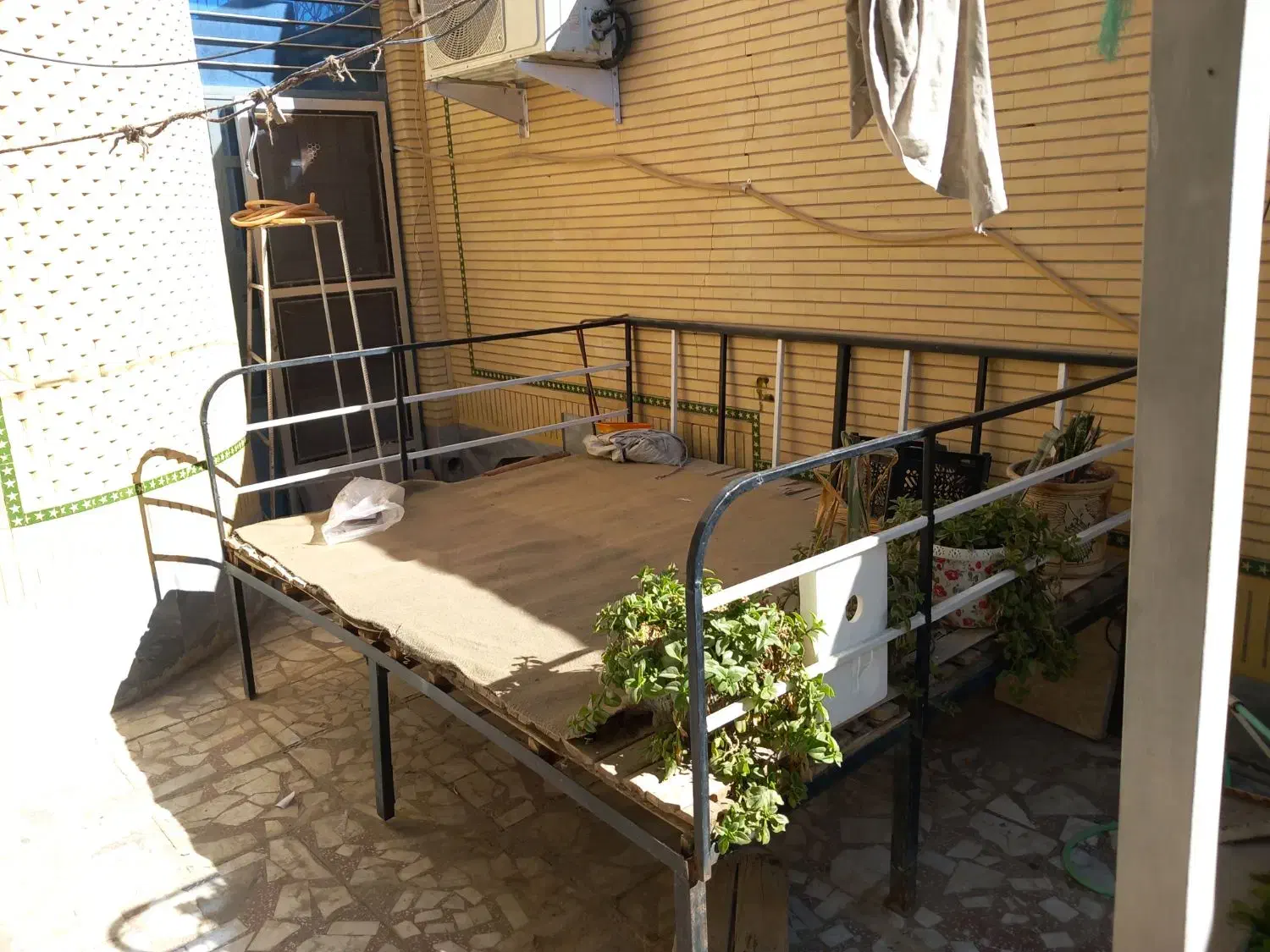 تخت آهنی رستورانی|تخت و سرویس خواب|زاهدان, |دیوار