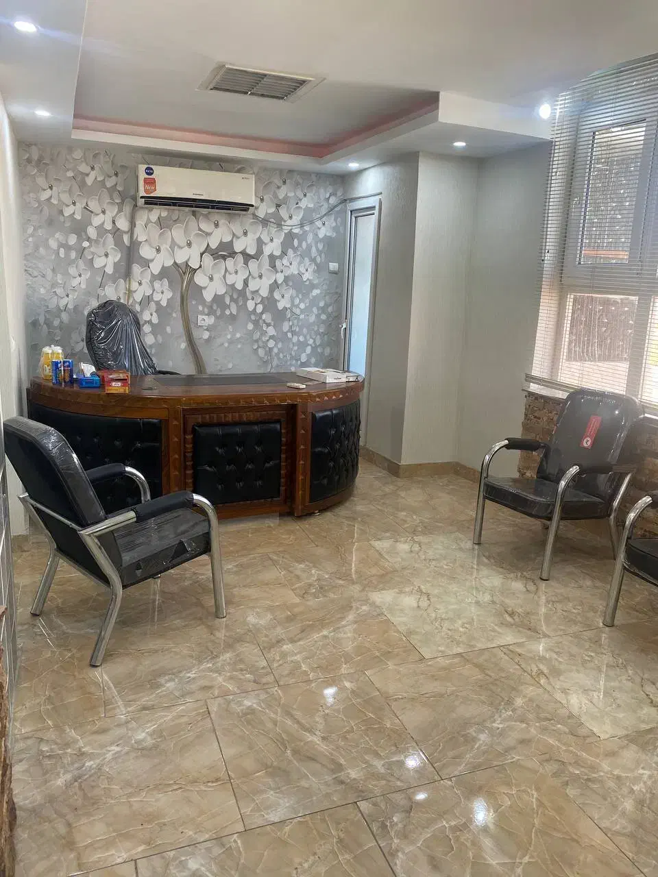 ۵۵ موقعیت اداری بر اصلی|اجارهٔ دفتر کار، اتاق اداری، مطب|تهران, صادقیه|دیوار