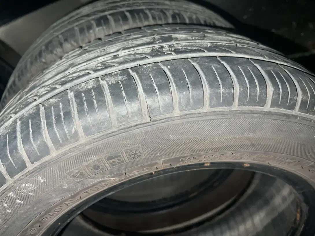 لاستیک ۱۸۵/۶۰/۱۴ گلدستون ونمد داشبورد وبادگیر شیشه|قطعات یدکی و لوازم جانبی|تهران, کیانشهر|دیوار