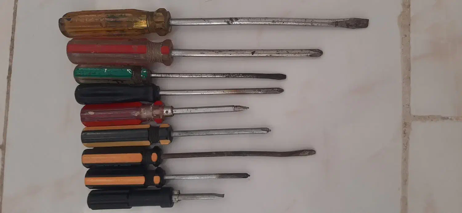 تعدادی آچار و پیچ گوشتی و جعبه بوکس خانگی کوچک|ابزارآلات|ایلام, |دیوار