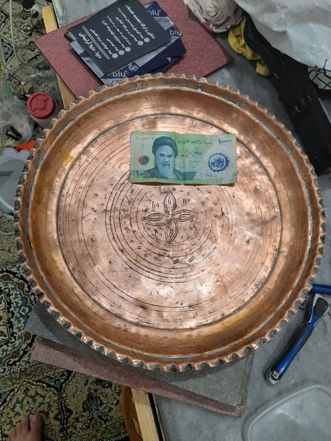 سینی مسی قدیمی کار دست وسنگین|کلکسیون اشیاء عتیقه|کرج, شهرک علی ابن ابیطالب (کوثر)|دیوار