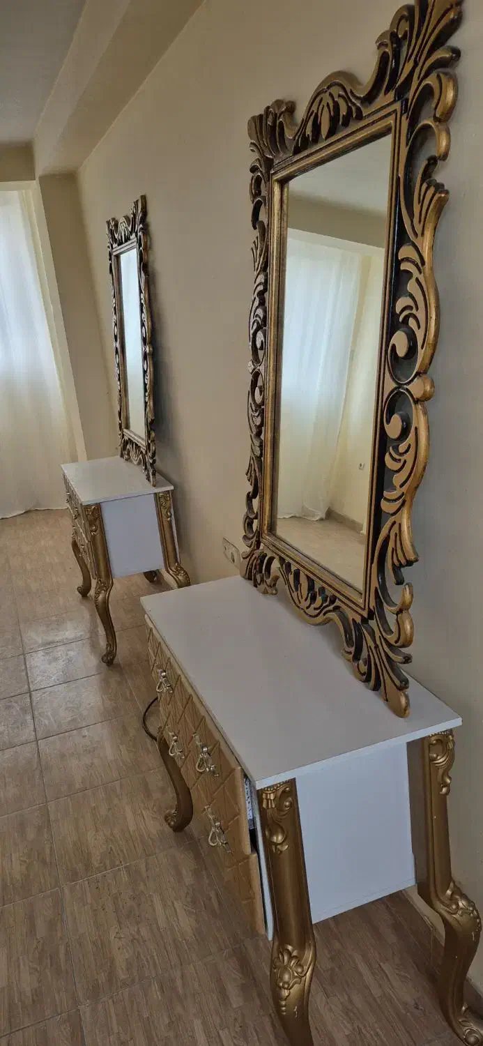 آیینه و میز کار آرایشگاه در حد نو به تعداد دو عدد|آرایشگاه و سالنهای زیبایی|سهند, |دیوار