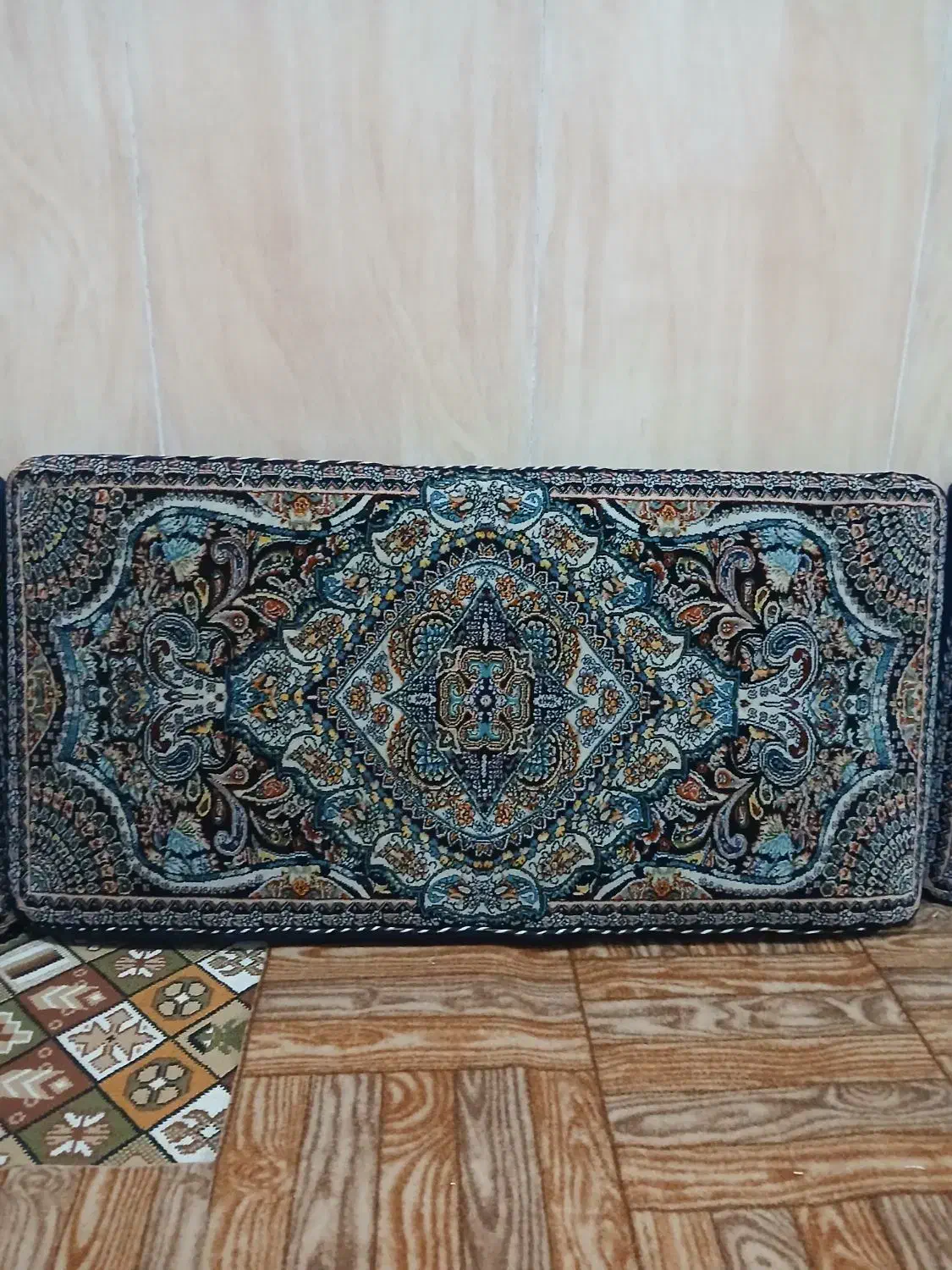 پشتی|پشتی|قم, شهر قائم|دیوار