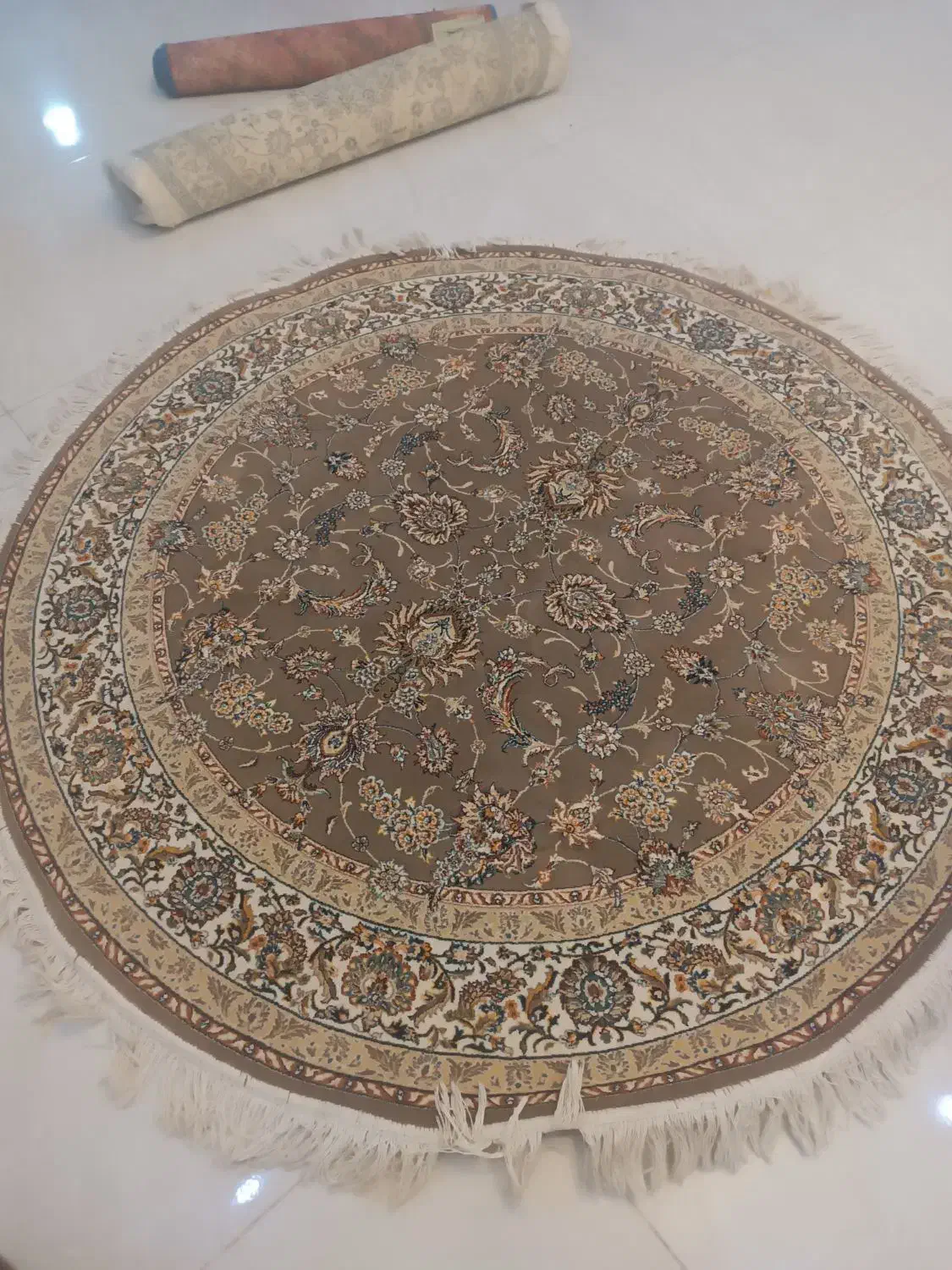 فرش گردویی در حد نو|فرش|شاهین‌شهر, شهرک پردیس|دیوار