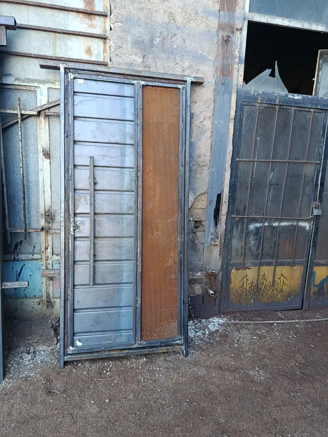 دروازه آهنی|مصالح و تجهیزات ساختمان|اقبالیه, |دیوار