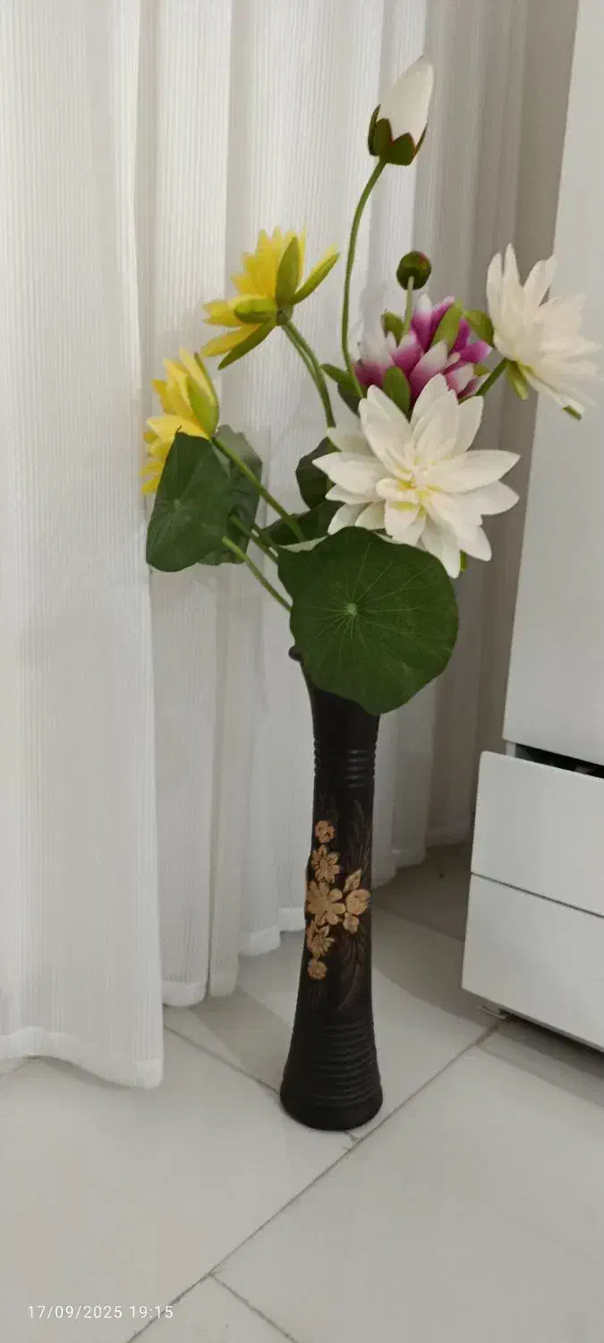 سه شاخه گل هر شاخ سه عدد گل نو|گل مصنوعی|تربت جام, باغ سنگان سفلی|دیوار