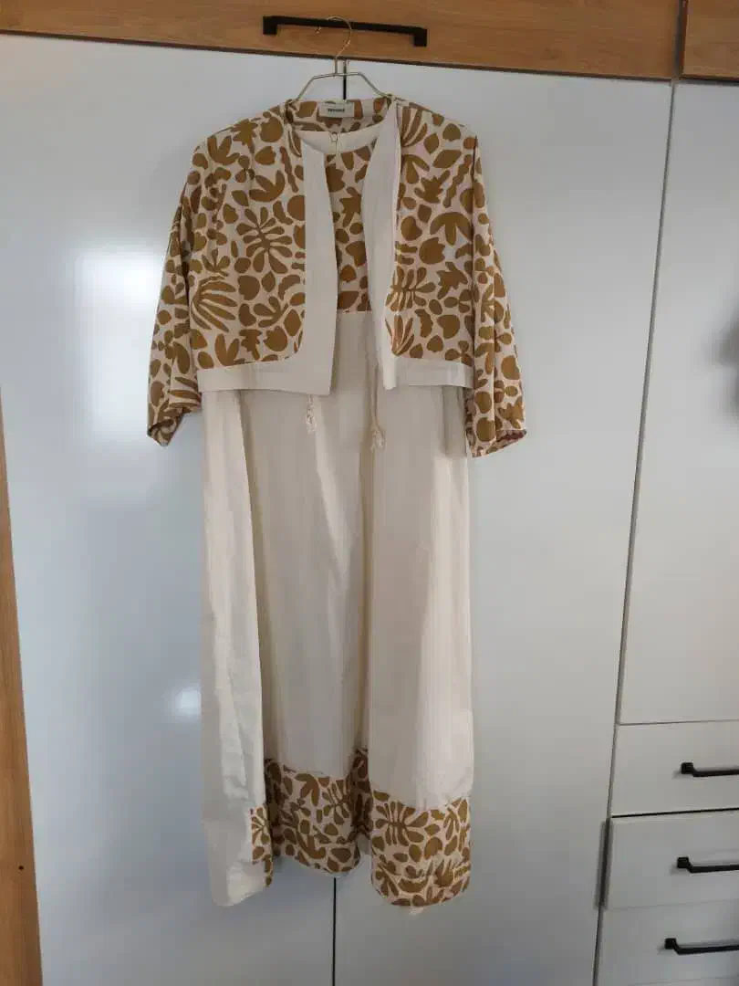 مانتو بارانی شومیز|لباس|رشت, گلسار|دیوار