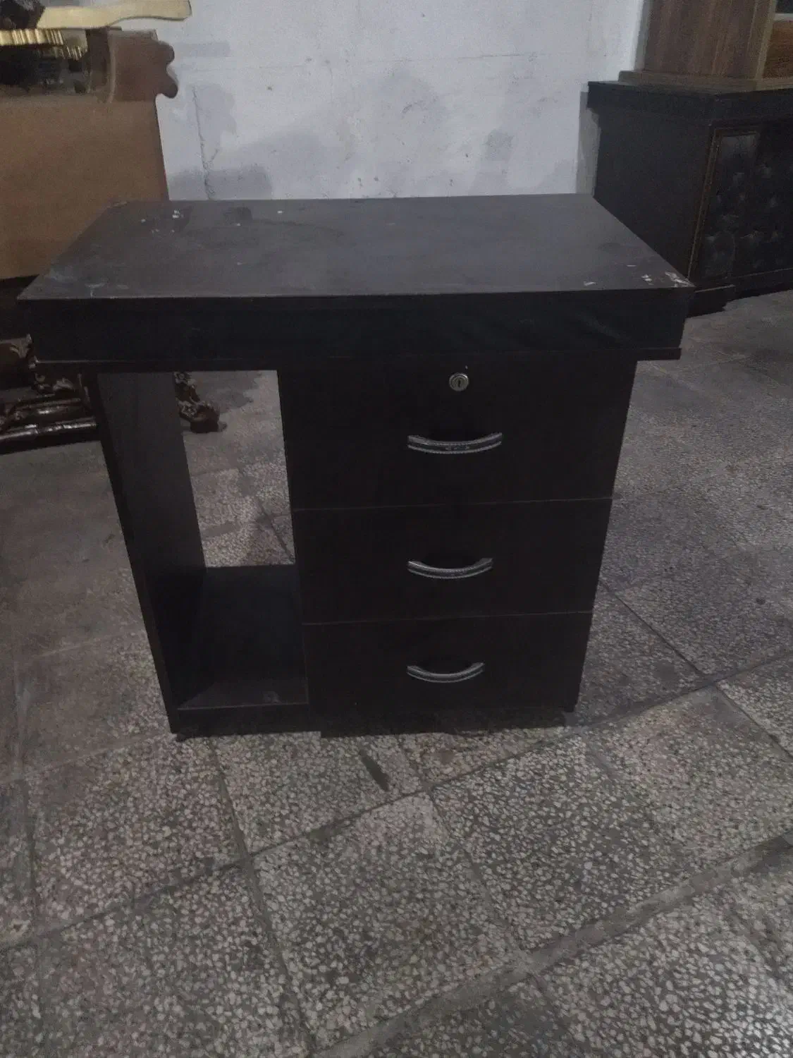 میز مدیریت همراه با صندلی|مبلمان اداری|صدرا-فارس, فاز ۱|دیوار