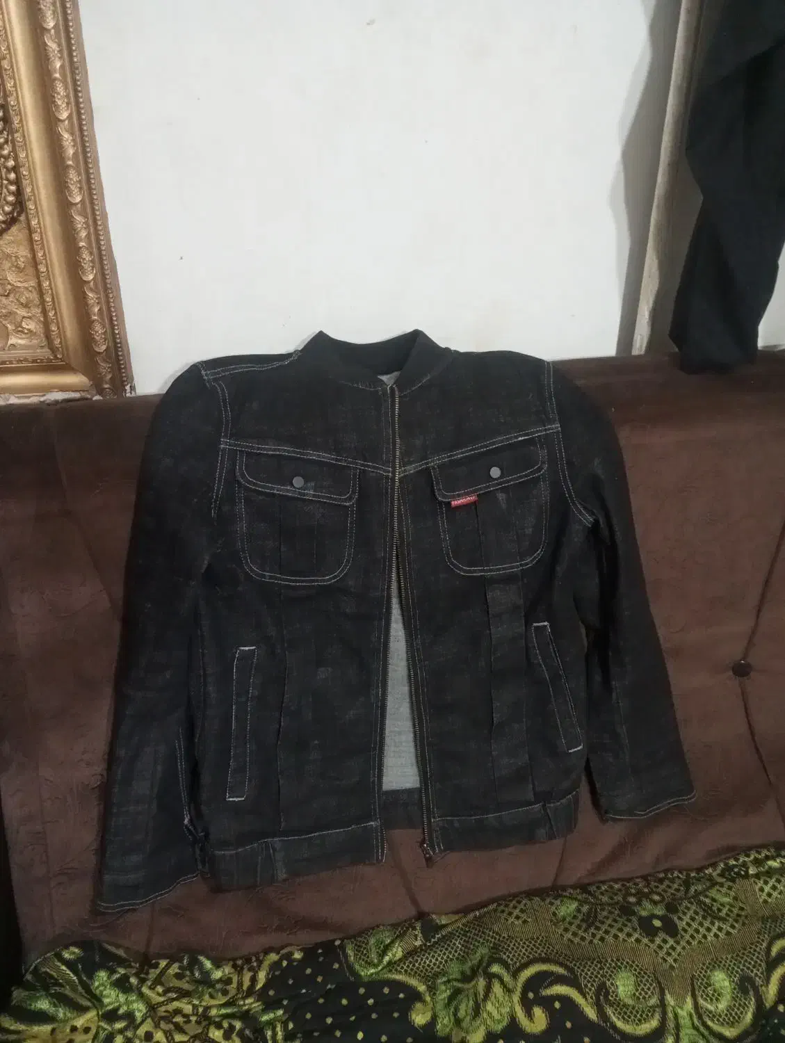 کاپشن لی|لباس|طرقبه, |دیوار