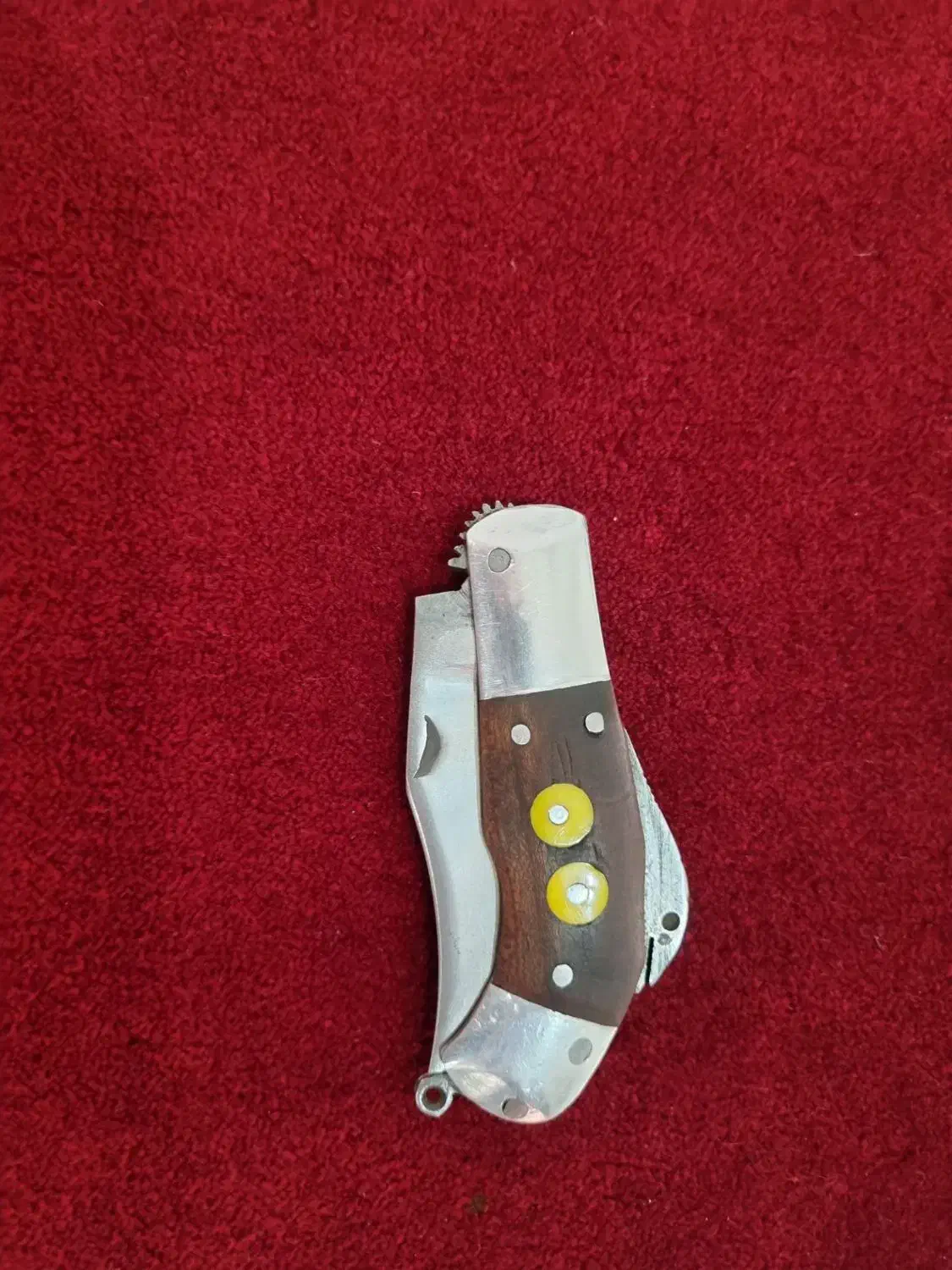 چاقو دنده ای|کلکسیون اشیاء عتیقه|بن, |دیوار