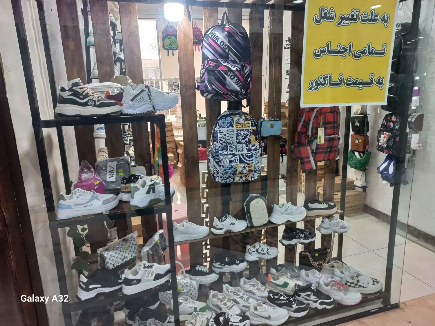 ویترین لباس و استند کتونی|فروشگاه و مغازه|لاهیجان, کوی آزادگان|دیوار