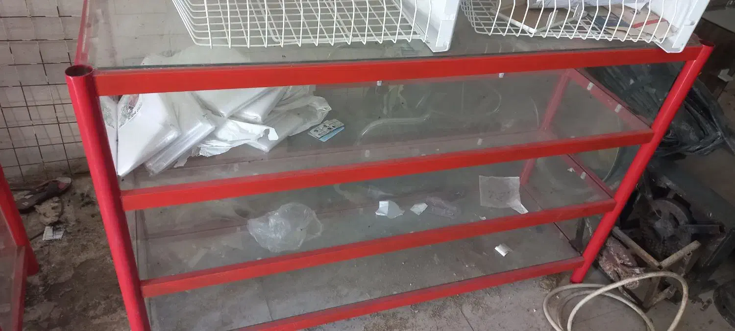 فروش تعدادی میز شیشه ای و قفسه آهنی و آلومینیومی|فروشگاه و مغازه|دهدشت, |دیوار