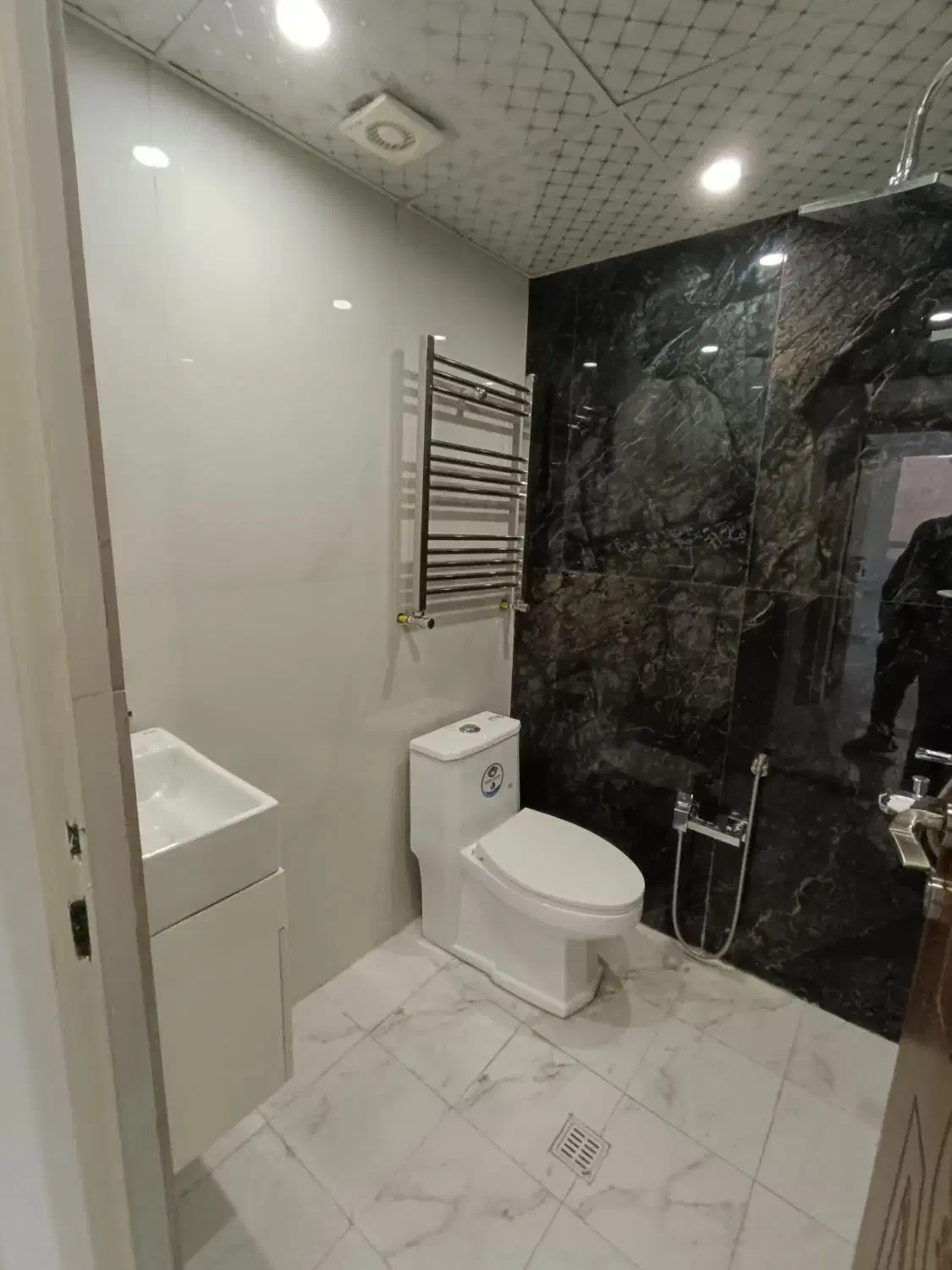 سعادت آباد ۱۳۵متر ۳ خواب /نوساز/غرق در نور